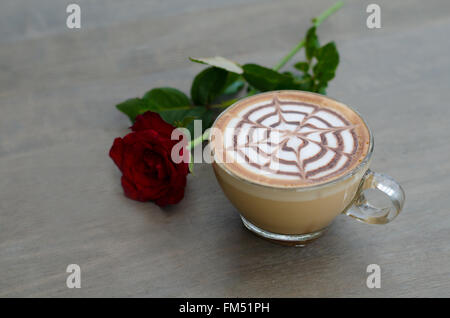 heißen Latte Art Kaffee auf Holztisch Stockfoto