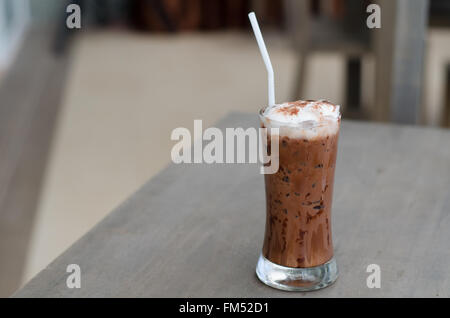 Geeiste Kakao in einem Glas auf Holz Hintergrund Stockfoto