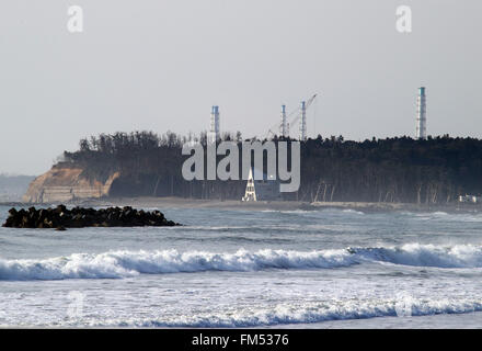 Tokio, Japan. 11. März 2016.  Wellen schwappen den Strand von Namie in der Präfektur Fukushima nahe dem verkrüppelten TEPCO Fukushima Dai-Ichi Kernkraftwerk auf Freitag, 11. März 2016 zum fünften Jahrestag der Great East Japan Erdbeben und Tsunami. © Yoshio Tsunoda/AFLO/Alamy Live-Nachrichten Stockfoto