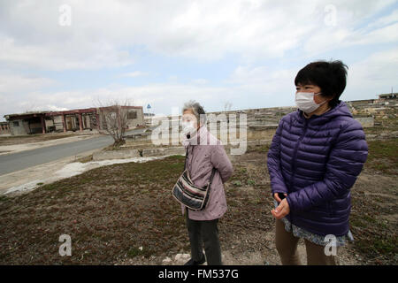 Tokio, Japan. 11. März 2016.  Ehemaligen Bewohner Fuß auf der Fläche, die durch den Tsunami am Namie in der Präfektur Fukushima in der Nähe der verkrüppelten TEPCO Kernkraftwerks am Freitag, 11. März 2016 zum fünften Jahrestag der Great East Japan Erdbeben und Tsunami zerstört. © Yoshio Tsunoda/AFLO/Alamy Live-Nachrichten Stockfoto