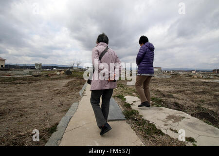 Tokio, Japan. 11. März 2016.  Ehemaligen Bewohner Fuß auf der Fläche, die durch den Tsunami am Namie in der Präfektur Fukushima in der Nähe der verkrüppelten TEPCO Kernkraftwerks am Freitag, 11. März 2016 zum fünften Jahrestag der Great East Japan Erdbeben und Tsunami zerstört. © Yoshio Tsunoda/AFLO/Alamy Live-Nachrichten Stockfoto