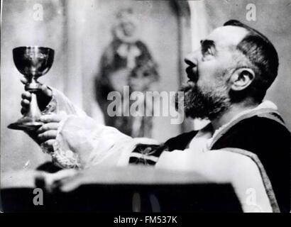 1968 - Bild zeigt: - Padre Pio gesehen während der Messe in der Kirche der Kapuziner in San Giovanni Rrotondo. © Keystone Bilder USA/ZUMAPRESS.com/Alamy Live-Nachrichten Stockfoto