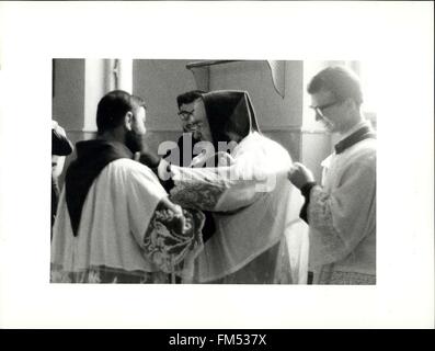 1968 - San Giovanni Rotondo - Padre Pio da Pietrelcina der berühmte Mönch "Stigmata" erhalten haben, in ein paar Bilder, aufgenommen in San Giovanni Rotondo das Land im Süden Italiens, wo er lebt und wo er ein religiöses Zentrum bekannt auf der ganzen Welt geschaffen hat. Ist dieser Tage die Nachricht, dass ein '' White Book'' geschrieben von seinen Anhängern auf dem ONU Urteil vorgelegt wird. Pardre PIO erhielt gestern den Besuch der italienischen Meisterschaft-Fuß-Ball-Team International © Keystone Bilder USA/ZUMAPRESS.com/Alamy Live-Nachrichten Stockfoto