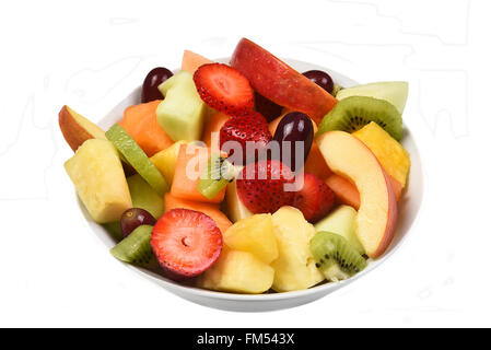Eine Schüssel mit frisch geschnittenes Obst. Isoliert auf weiss Früchte enthalten, Erdbeere, Ananas, Apfel, Melone, Honigmelone, Kiwi und Stockfoto