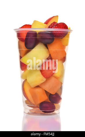Ein Plastikbecher frisch geschnittenes Obst. Isoliert auf weiß mit Reflexion, enthalten Früchte, Erdbeere, Ananas, Apfel, Melone, H Stockfoto