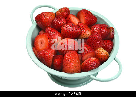 Draufsicht auf ein Sieb gefüllt mit Erdbeeren, isoliert auf weiss. Stockfoto