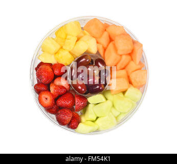 Eine Plastikwanne frisch geschnittenes Obst. Isoliert auf weiss Früchte enthalten, Erdbeere, Ananas, Apfel, Melone, Honigmelone und Stockfoto