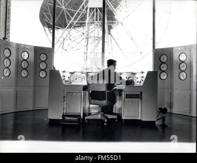 1968 - Großbritannien führt in der Radioastronomie: die Ohren, die das Universum zu scannen, für Radiostrahlung aus fernen Galaxien und Quasare Großbritanniens berühmten Teleskopen bei Jodrell Bank in der Nähe von Wacclesfield, Cheshire, sind deren Wachsamkeit die leiseste Schallwellen holt. Jede Nation in der Welt ist für die Verfolgung ihrer Raketen und Satelliten Jodrell Bank verpflichtet. Bahnhof ist verantwortlich für die Jodrell Bank Großbritanniens oberen Spaceman, Professor Sir Bernard Lovell. Innere des modernen Kontrollraum aus dem die Marke ich radio-Teleskop betrieben wird. Das Teleskop kann man hinter den riesigen Fenstern vor der Stockfoto