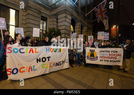 London, UK. 10. März 2016. 11. März 2016. Demonstranten inszeniert einen Protest vor dem alten Rathaus in Newham, East London, anspruchsvolle Sozialwohnungen werden auf die Boleyn Ground-Sanierung (ehemals West Ham Fußballplatz) gebaut. Aktivisten wollen den aktuellen Vorschlag Bauträger, Galliard Häuser zurückgewiesen werden und 100 % Sozialwohnungen gebaut auf dem Gelände statt. Bildnachweis: London Pix/Alamy Live News Stockfoto