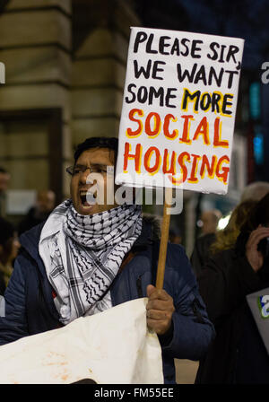 London, UK. 10. März 2016. 11. März 2016. Demonstranten inszeniert einen Protest vor dem alten Rathaus in Newham, East London, anspruchsvolle Sozialwohnungen werden auf die Boleyn Ground-Sanierung (ehemals West Ham Fußballplatz) gebaut. Aktivisten wollen den aktuellen Vorschlag Bauträger, Galliard Häuser zurückgewiesen werden und 100 % Sozialwohnungen gebaut auf dem Gelände statt. Bildnachweis: London Pix/Alamy Live News Stockfoto