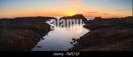 Langzeitbelichtung der Sonnenuntergang über Felsen, geben einen Nebel wie Effekt über Meer in Laguna Beach, Kalifornien, USA Stockfoto