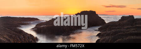 Langzeitbelichtung der Sonnenuntergang über Felsen, geben einen Nebel wie Effekt über Meer in Laguna Beach, Kalifornien, USA Stockfoto