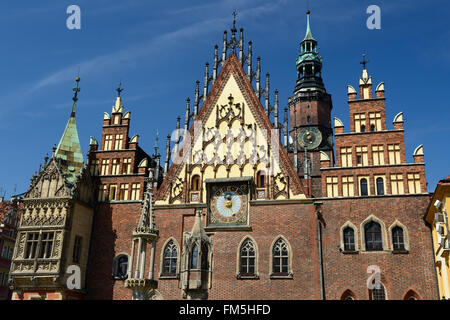 Alte Uhr auf der Fassade des Rathauses auf dem Hauptplatz in Wroclaw, Polen Stockfoto