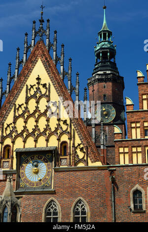 Alte Uhr auf der Fassade des Rathauses auf dem Hauptplatz in Wroclaw, Polen Stockfoto