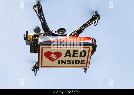UAV Drone Quadrocopter mit modernen GPS-Navigation, die Transport von automatischen externen Defibrillatoren AED Stockfoto