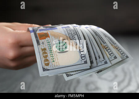 Weibliche Teenager Hand halten-Dollar-Banknoten Stockfoto