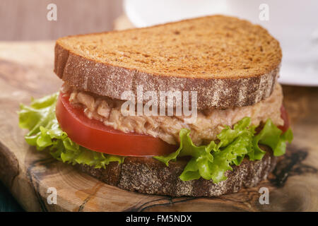 Roggenbrot-Sandwich mit Thunfisch und Kaffee Stockfoto