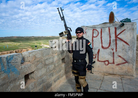 Kurdische Kämpfer an einer Straße in der Nähe der Front mit IS im Nordirak Stockfoto