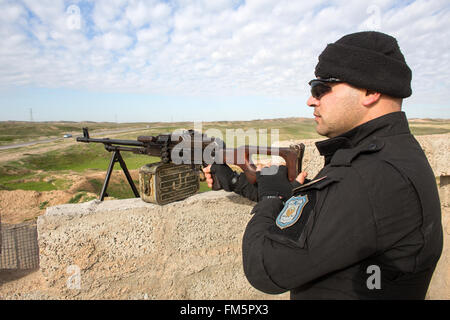 Kurdische Kämpfer an einer Straße in der Nähe der Front mit IS im Nordirak Stockfoto