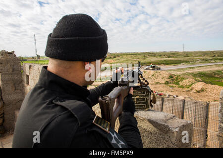 Kurdische Kämpfer an einer Straße in der Nähe der Front mit IS im Nordirak Stockfoto