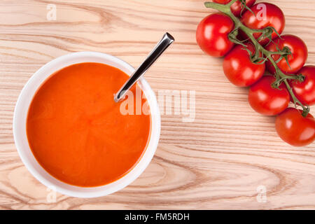 Draufsicht auf eine Schüssel mit Tomatensuppe. Stockfoto