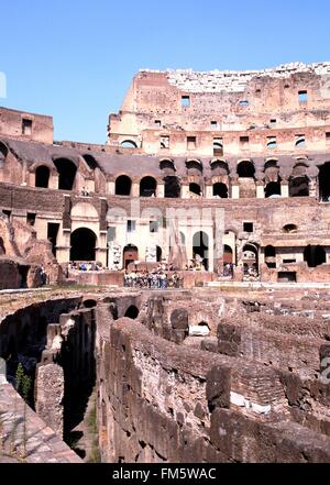 Blick auf das Innere des Roman Colosseum zeigt die unterirdischen Kammern (ursprünglich Flavian Amphitheater), Rom, Italien. Stockfoto