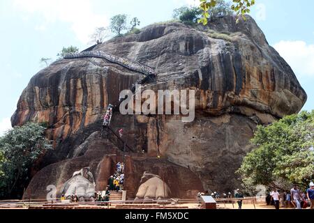 (160311)--SIGIRIYA, 11. März 2016 (Xinhua)--Touristen besuchen die antike Stadt von Sigiriya, etwa 170 km nordöstlich von Colombo, der Hauptstadt Sri Lankas, auf 8. März 2016. Die Ruinen der Hauptstadt gebaut von der parricidal König Kassapa liege ich (AD477-495) an den steilen Hängen und auf dem Gipfel eines Granit-Peaks stehen rund 180m hoch. Eine Reihe von Galerien und Treppen, die aus der Mündung des einen riesigen Löwen konstruierter Ziegel und Putz bietet Zugriff auf die Website. Die antike Stadt Sigiriya wurde durch die Vereinten Nationen für Erziehung, Wissenschaft und Kultur veranstaltet als Weltkulturerbe eingeschrieben. Stockfoto