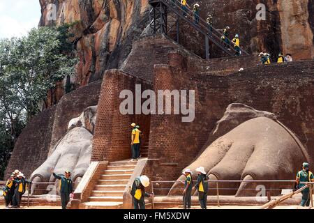 (160311)--SIGIRIYA, 11. März 2016 (Xinhua)--Touristen besuchen die antike Stadt von Sigiriya, etwa 170 km nordöstlich von Colombo, der Hauptstadt Sri Lankas, auf 8. März 2016. Die Ruinen der Hauptstadt gebaut von der parricidal König Kassapa liege ich (AD477-495) an den steilen Hängen und auf dem Gipfel eines Granit-Peaks stehen rund 180m hoch. Eine Reihe von Galerien und Treppen, die aus der Mündung des einen riesigen Löwen konstruierter Ziegel und Putz bietet Zugriff auf die Website. Die antike Stadt Sigiriya wurde durch die Vereinten Nationen für Erziehung, Wissenschaft und Kultur veranstaltet als Weltkulturerbe eingeschrieben. Stockfoto