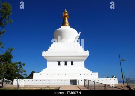 Ansicht des Stupa, eine kuppelförmige Gebäude errichtet als buddhistische Heiligtum in Benalmadena Puebo, Benalmadena, Spanien. Stockfoto