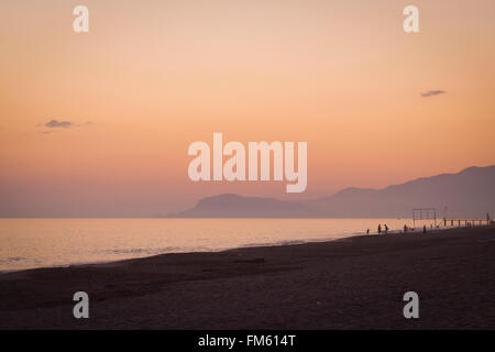 KEMER, Türkei - Mai 2013: Kann abends am Schwarzen Meer warm. Sonnenuntergang am Meer in der Türkei, Kemer Stockfoto