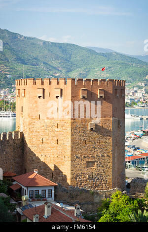 ALANYA, Türkei – 21. Mai 2013: Ansicht von Alanya Natur mit Kizil Kule (roter Turm), Alanya, Türkei Stockfoto