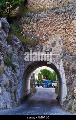 ALANYA, Türkei – 21. Mai 2013: Ansicht von Alanya Altstadt und Burg Kizil Kule, Alanya, Türkei Stockfoto