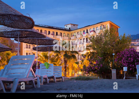 KEMER, Türkei - 22. Mai 2013: Strand Sonne Feuer Beach Hotel in Kemer, Türkei Stockfoto