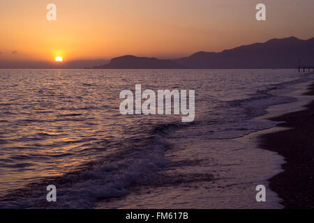 KEMER, Türkei - Mai 2013: Kann abends am Schwarzen Meer warm. Sonnenuntergang am Meer in der Türkei, Kemer Stockfoto