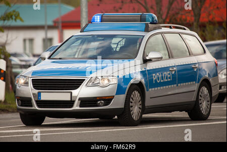 deutsche Polizei-Streifenwagen mit blau zu blinken Lichter auf der Straße Stockfoto