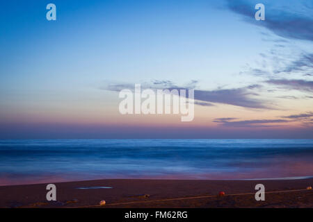 KEMER, Türkei - Mai 2013: Kann abends am Schwarzen Meer warm. Sonnenuntergang am Meer in der Türkei, Kemer Stockfoto