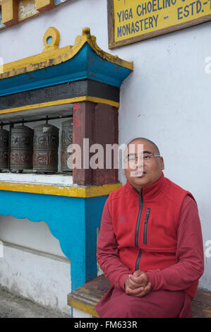 Buddhistischer Mönch außerhalb Yiga Choeling Kloster Ghoom, Darjeeling, Westbengalen, Indien. Stockfoto