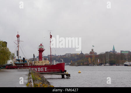 STOCKHOLM, Schweden - 3. November 2013: Ankern in Stockholm Liegeplatz Schlepper. Marine Traktor geparkt am Pier im Hafen von Stockholm Stockfoto