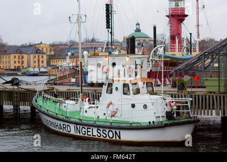 STOCKHOLM, Schweden - 3. November 2013: Ankern in Stockholm Liegeplatz Schlepper. Weiß mit dem Namen Bernhard Ingelsson Marine Traktor Stockfoto