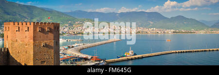 ALANYA, Türkei – 21. Mai 2013: Ansicht von Alanya Hafen mit Kizil Kule (roter Turm), Alanya, Türkei Stockfoto