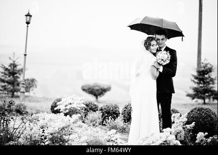 Glücklich lächelte Hochzeitspaar unter Dach Hintergrund Laterne Stockfoto