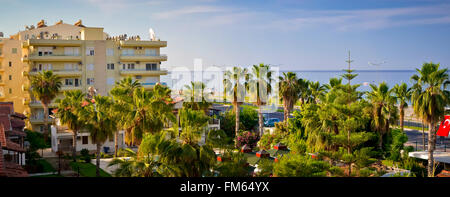 Kemer, Türkei - 22. Mai 2013: Sonniger Tag im türkischen Resort. Blick auf Hotel-Gebäude, Straße und Meer Stockfoto