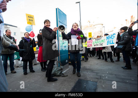 Brighton, UK. 11. März 2016. Die zweite Lesung im Parlament des Gesetzentwurfs, die NHS wieder findet heute statt. Rallying speichern The NHS Kämpferin geben Caroline Lucas MP, die Rechnung der Antragsteller, ein am frühen Morgen Abschied am Bahnhof von Brighton. Bildnachweis: Francesca Moore/Alamy Live-Nachrichten Stockfoto