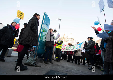 Brighton, UK. 11. März 2016. Die zweite Lesung im Parlament des Gesetzentwurfs, die NHS wieder findet heute statt. Rallying speichern The NHS Kämpferin geben Caroline Lucas MP, die Rechnung der Antragsteller, ein am frühen Morgen Abschied am Bahnhof von Brighton. Bildnachweis: Francesca Moore/Alamy Live-Nachrichten Stockfoto