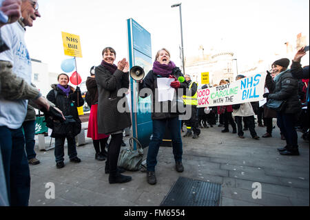 Brighton, UK. 11. März 2016. Die zweite Lesung im Parlament des Gesetzentwurfs, die NHS wieder findet heute statt. Rallying speichern The NHS Kämpferin geben Caroline Lucas MP, die Rechnung der Antragsteller, ein am frühen Morgen Abschied am Bahnhof von Brighton. Bildnachweis: Francesca Moore/Alamy Live-Nachrichten Stockfoto