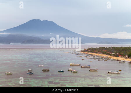 Blick von oben von der Nordspitze der Insel Nusa Lembongan und Jungutbatu Dorf, Bali, Indonesien. Stockfoto