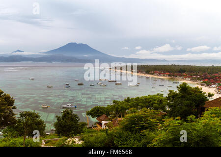 Panoramablick von der Nordküste der Insel Lembongan aus auf einem Hügel am Stadtrand von Jungutbatu Dorf. Stockfoto