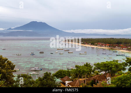 Panoramablick auf die Nordküste der Insel Lembongan und Jungutbatu Dorf. Stockfoto