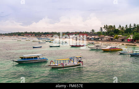 Angelboote/Fischerboote verankert in der Nähe der Jungutbatu Dorf Küste auf der Insel Nusa Lembongan, Bali, Indonesien. Stockfoto