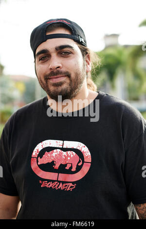 Junger Mann mit Bart sieht in die Kamera Lächeln Stockfoto